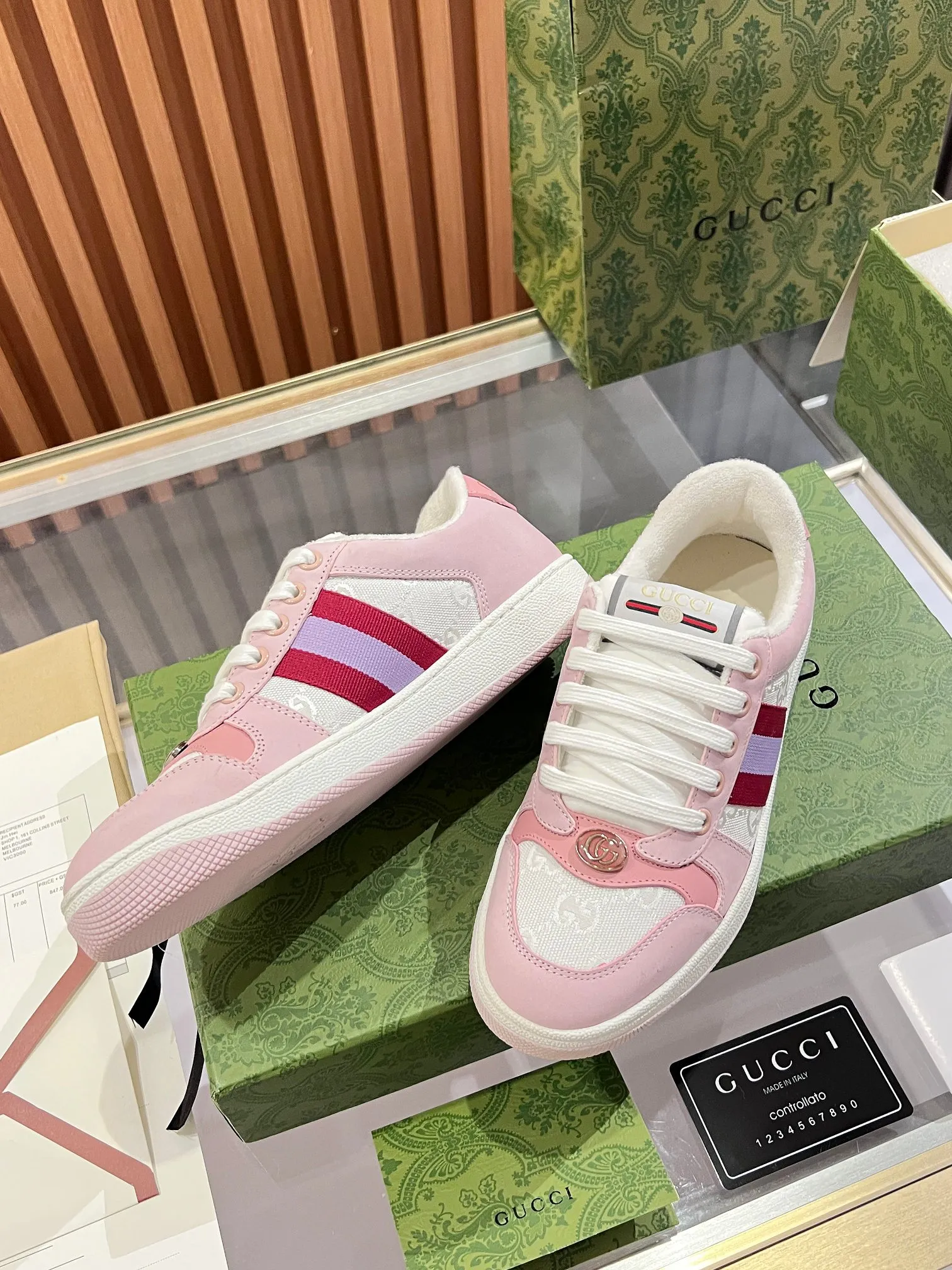👟👟Ex-factory price 540👟👟 ⚡️Gucci Dirty Shoes Top factory quality, impeccable at the counter, the comfort is incredible. Retro distressed elements, washed retro logo on the tongue, metal double LOGO, 99% recognizable, full of Gucci elements; terry cloth lining, cowhide foot pads and 3mm latex are much more comfortable than real leather shoes. Environmentally friendly TPU wear-resistant outsole, soft and elastic. The inside of the tongue is made of imported elastic bands, which have great tension and won't strangle your feet. I don't develop the shoes without the original version. Only by getting the original version can the shoes be accurate and beat the market version instantly. Every stitch and every stitch is very tight and full. The debugging process is the most painstaking and requires no less than a hundred modifications before it is adjusted to the perfect state so that it can be worn comfortably by all foot types! Size 35-40 women’s model)